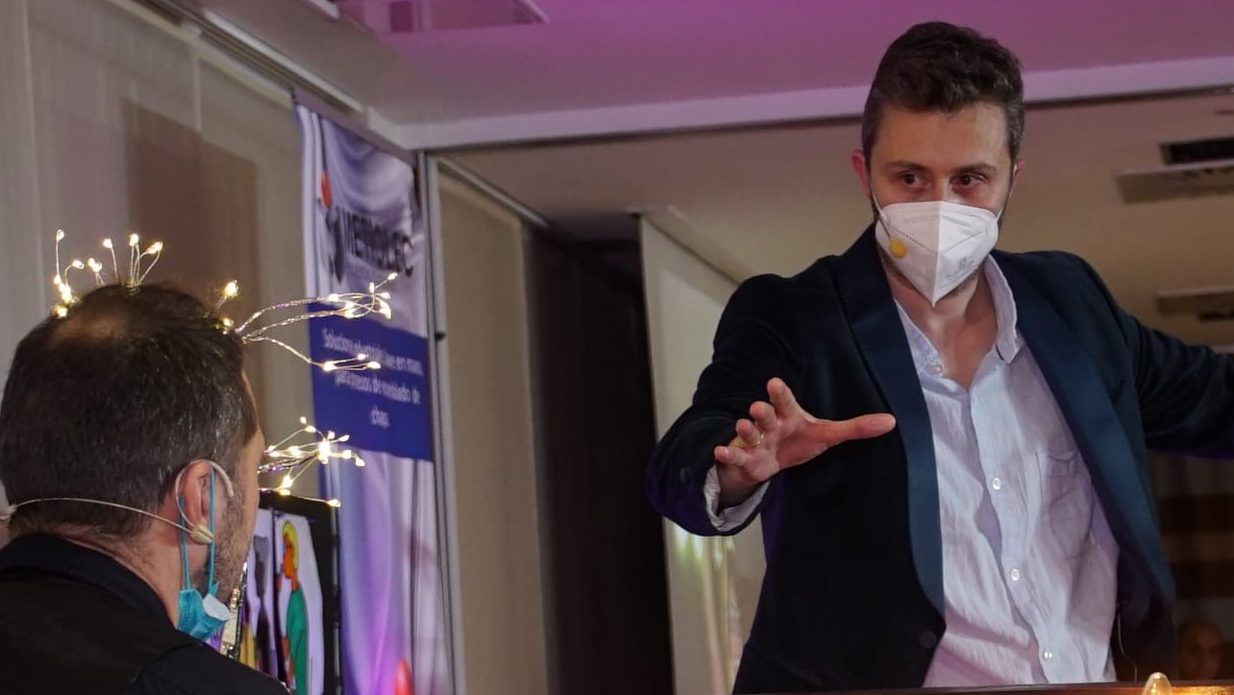 presentador evento metrolec